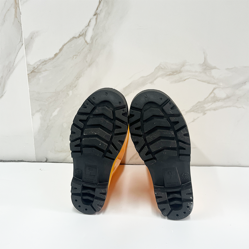 The Rubber Quality Is Good for The Anti-Slip Soles of The Labor Waterproof Safety Rain Boots